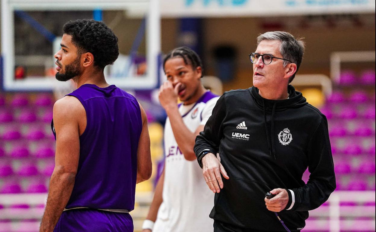 Roberto González dirige una sesión de entrenamiento en Pisuerga. 