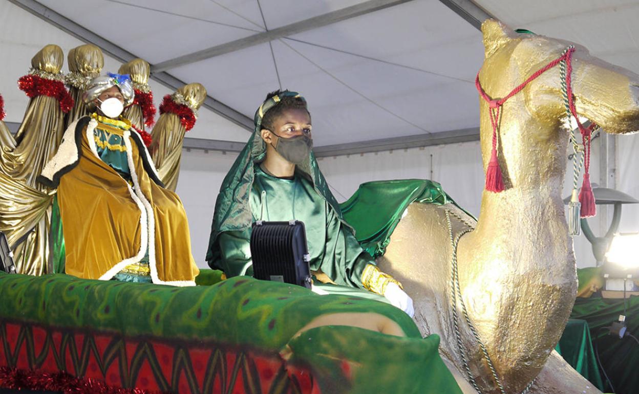 Baltasar y su paje durante la cabalgata estática del año pasado en Carbajosa. 