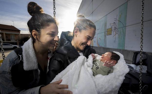 Silvia y Violeta miran a su hija, Ada, con apenas cuatro días de vida. 