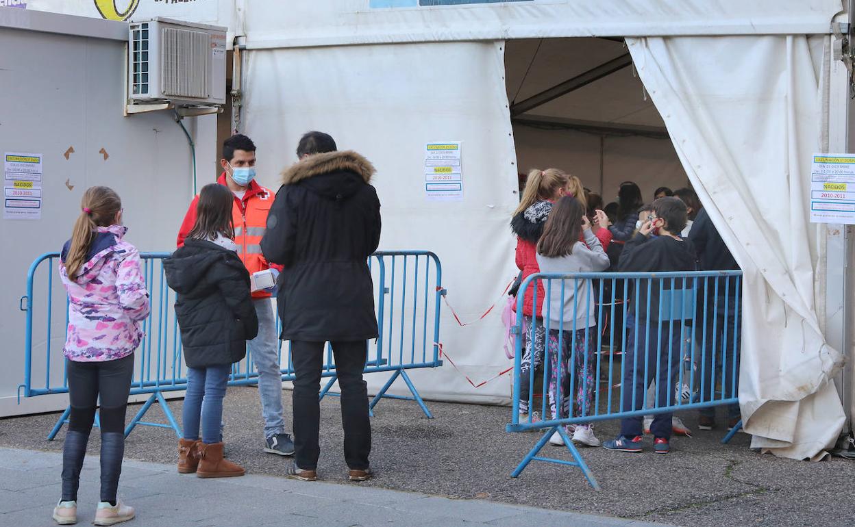 Vacunación de niños en la carpa del Salón en diciembre. 