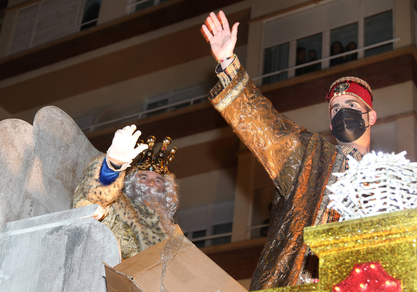 Los palentinos se echan a la calle para disfrutar de Sus Majestades.