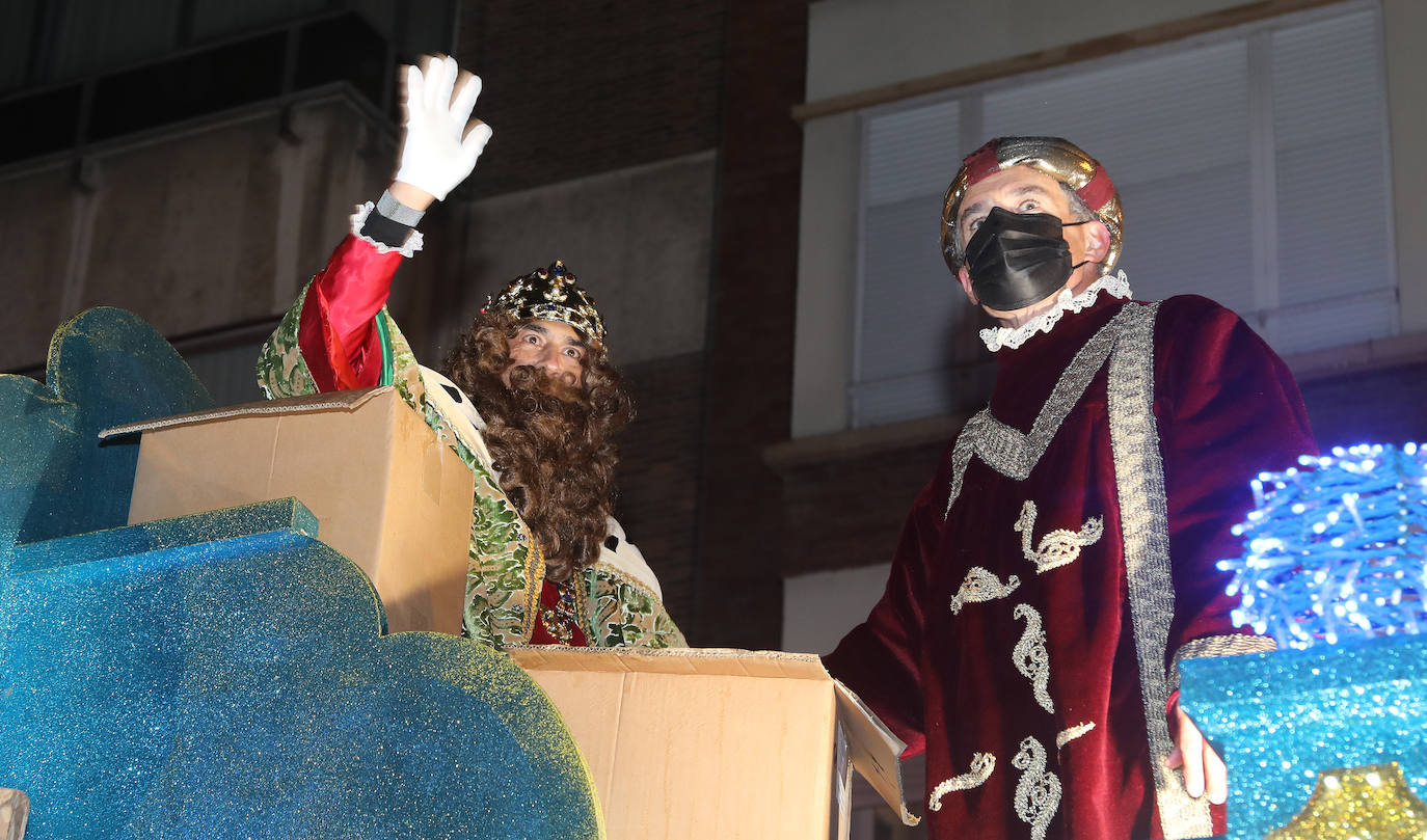 Los palentinos se echan a la calle para disfrutar de Sus Majestades.