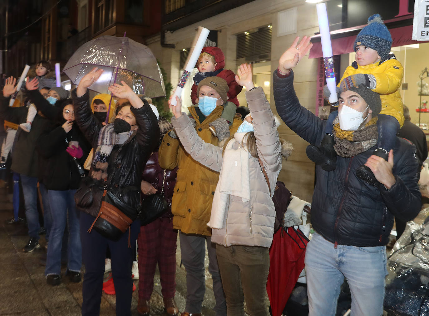 Los palentinos se echan a la calle para disfrutar de Sus Majestades.