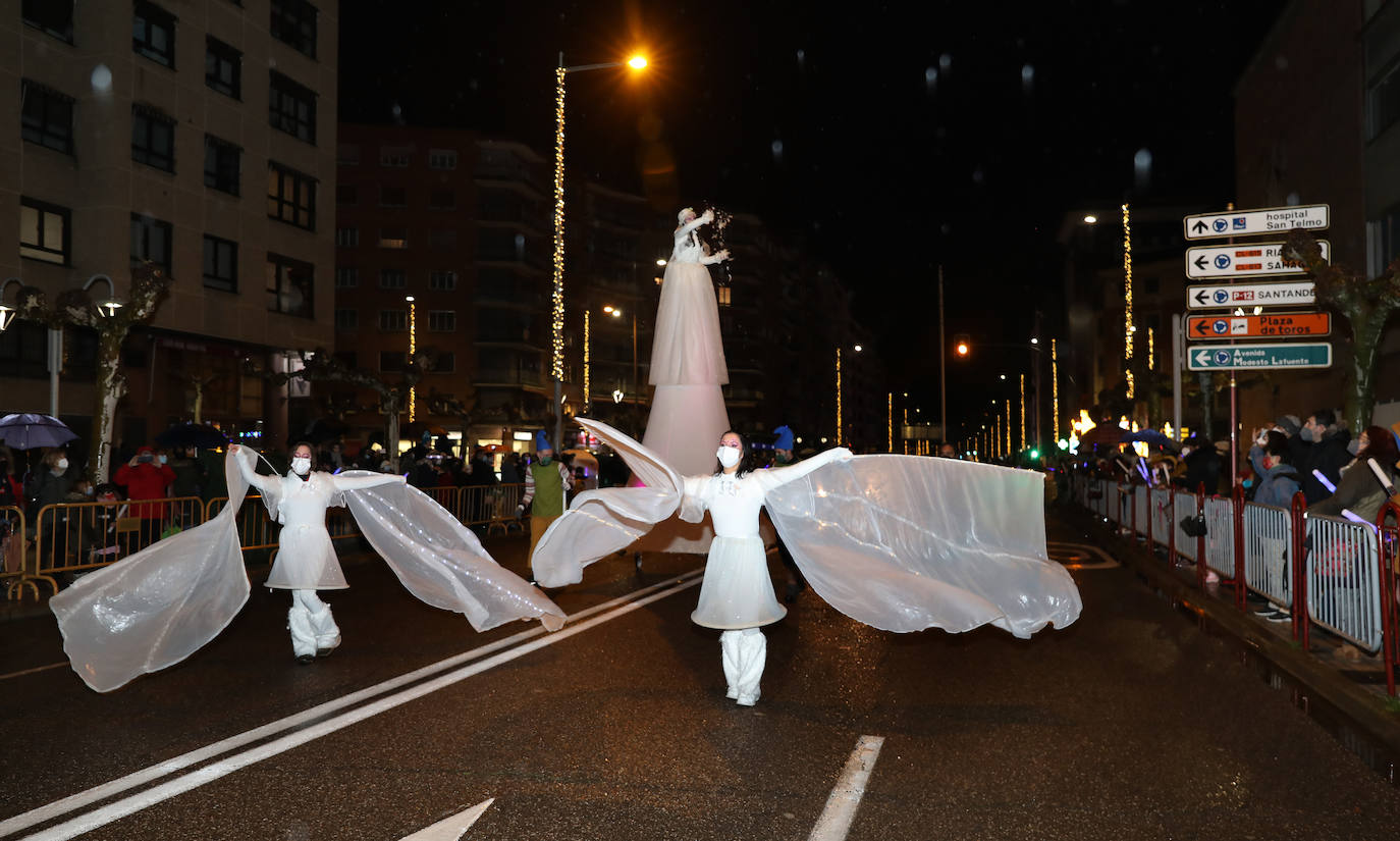 Los palentinos se echan a la calle para disfrutar de Sus Majestades.