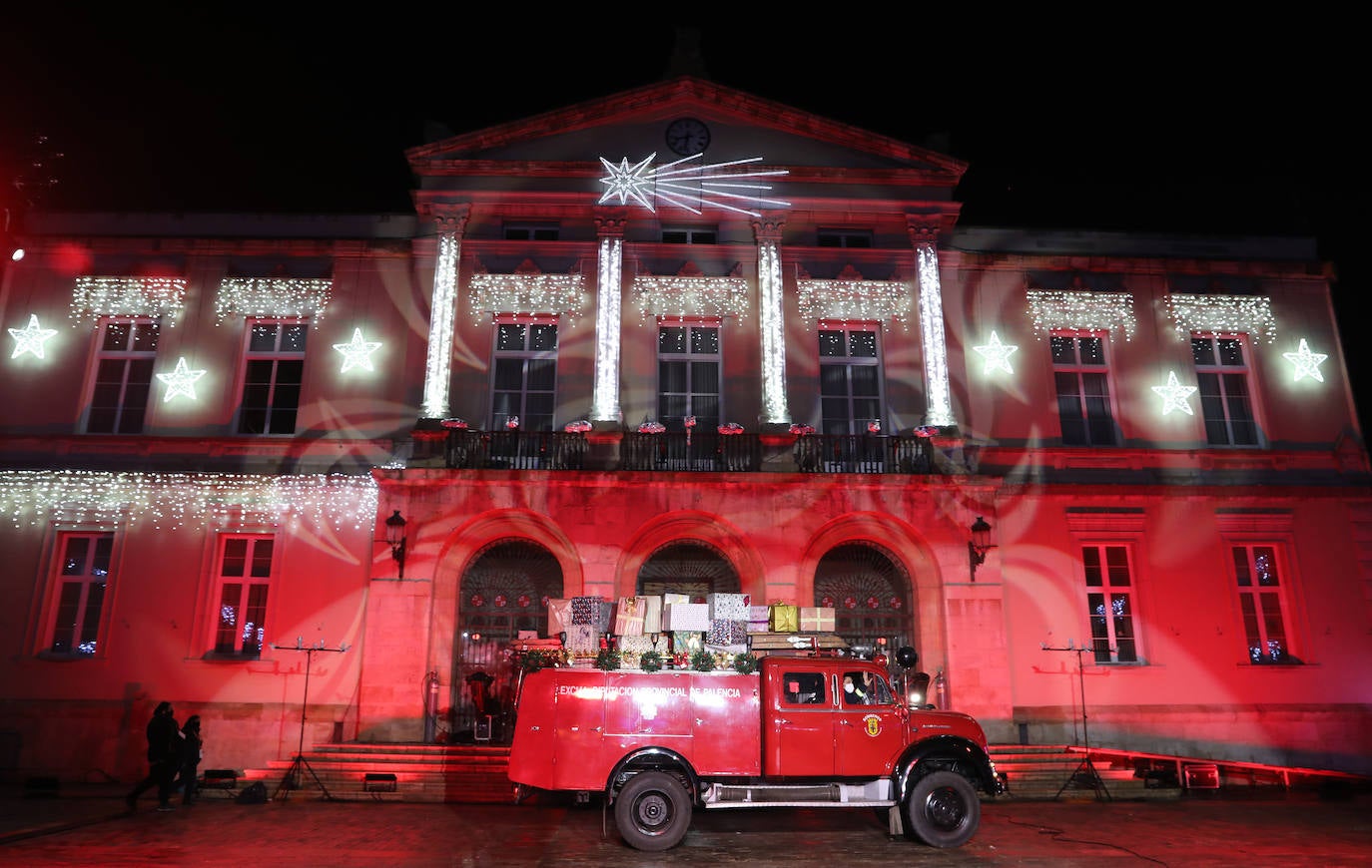 Los palentinos se echan a la calle para disfrutar de Sus Majestades.