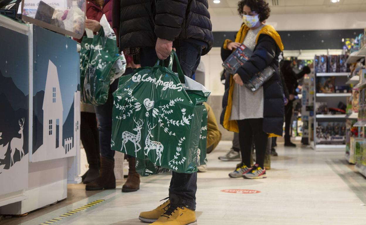 Compra de regalos en un centro comercial. 