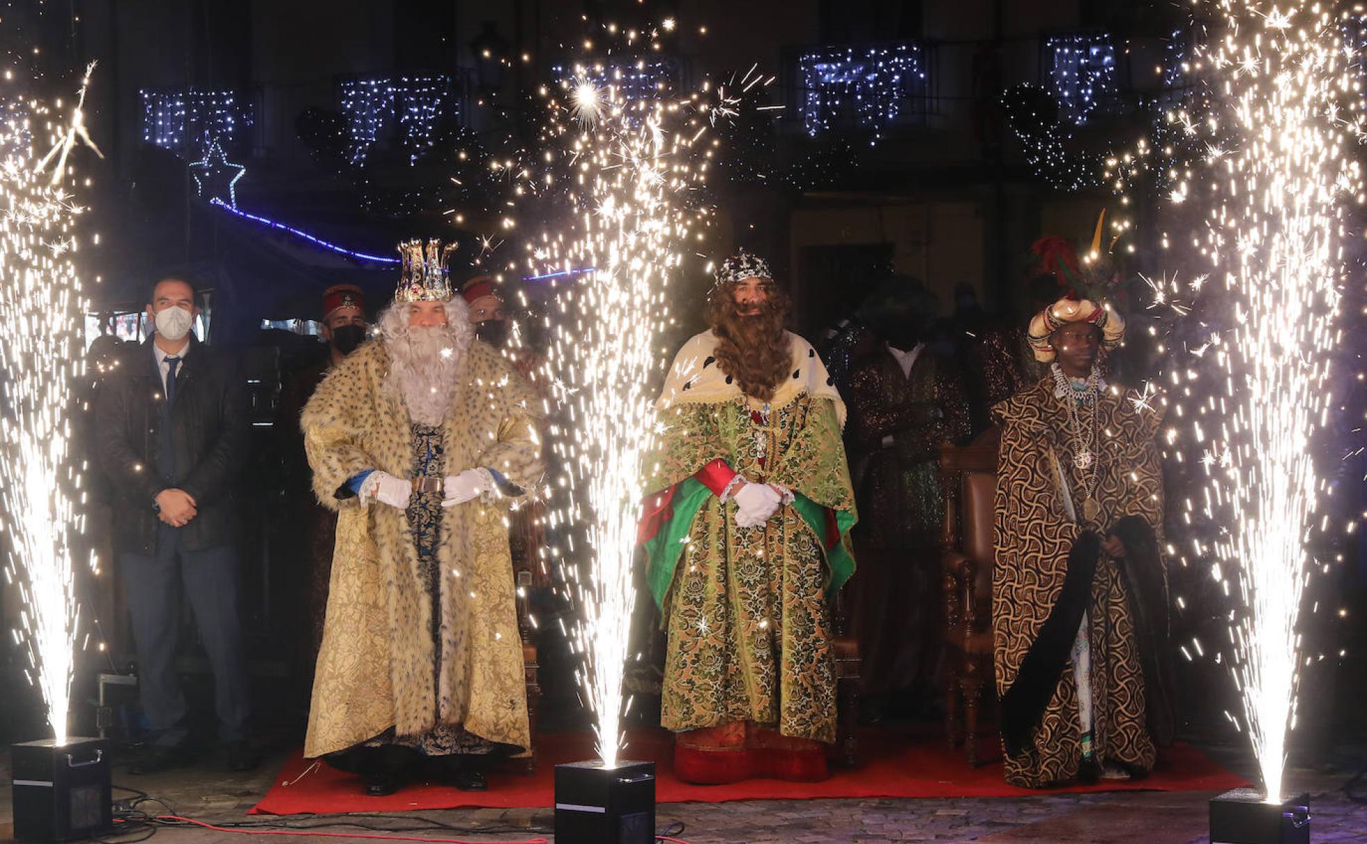 Bengalas para recibir a los Reyes Magos en el Ayuntamiento de Palencia.