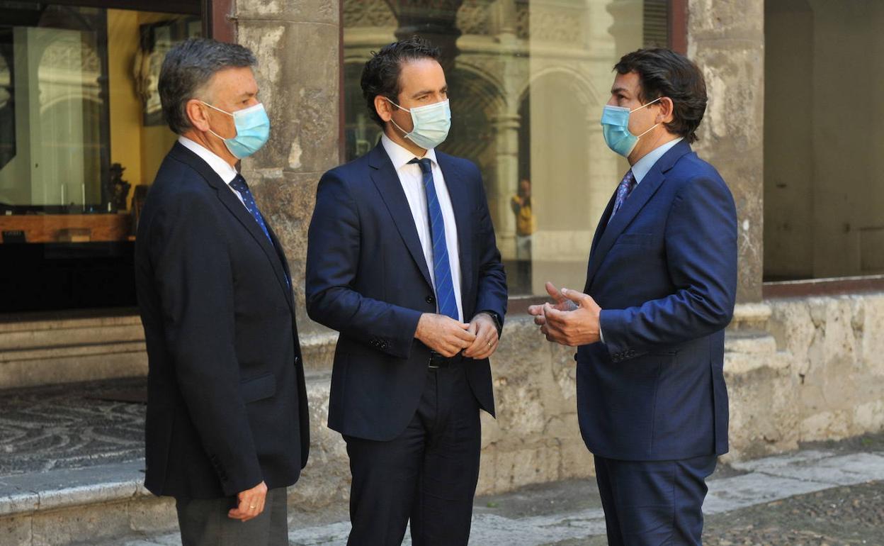 Teodoro García Egea conversa con Alfonso Fernández Mañueco y Francisco Vázquez, en Valladolid. 
