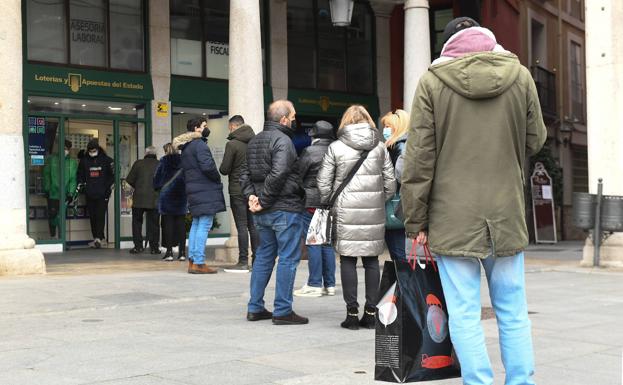 Colas en la administración 'El Gato Negro' de la Plaza Mayor de Valladolid