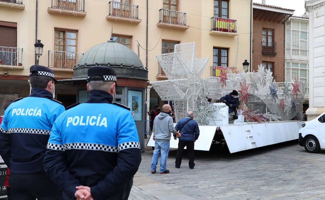 La Policía contempla la llegada de la carroza de la estrella a la Plaza Mayor.