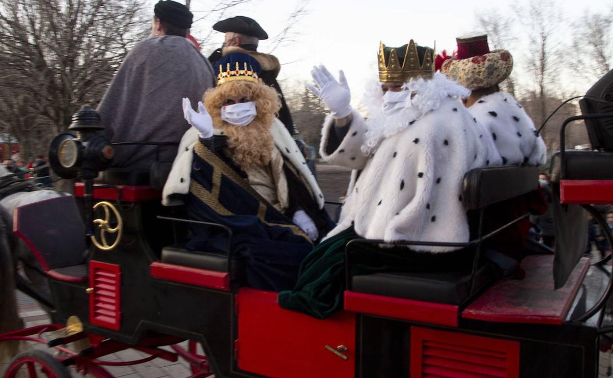 Los Reyes saludan a los niños durante la Cabalgata del año pasado. 