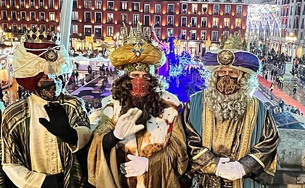 Los Reyes Magos de Oriente, en el balcón de la Plaza Mayor de Valladolid. 