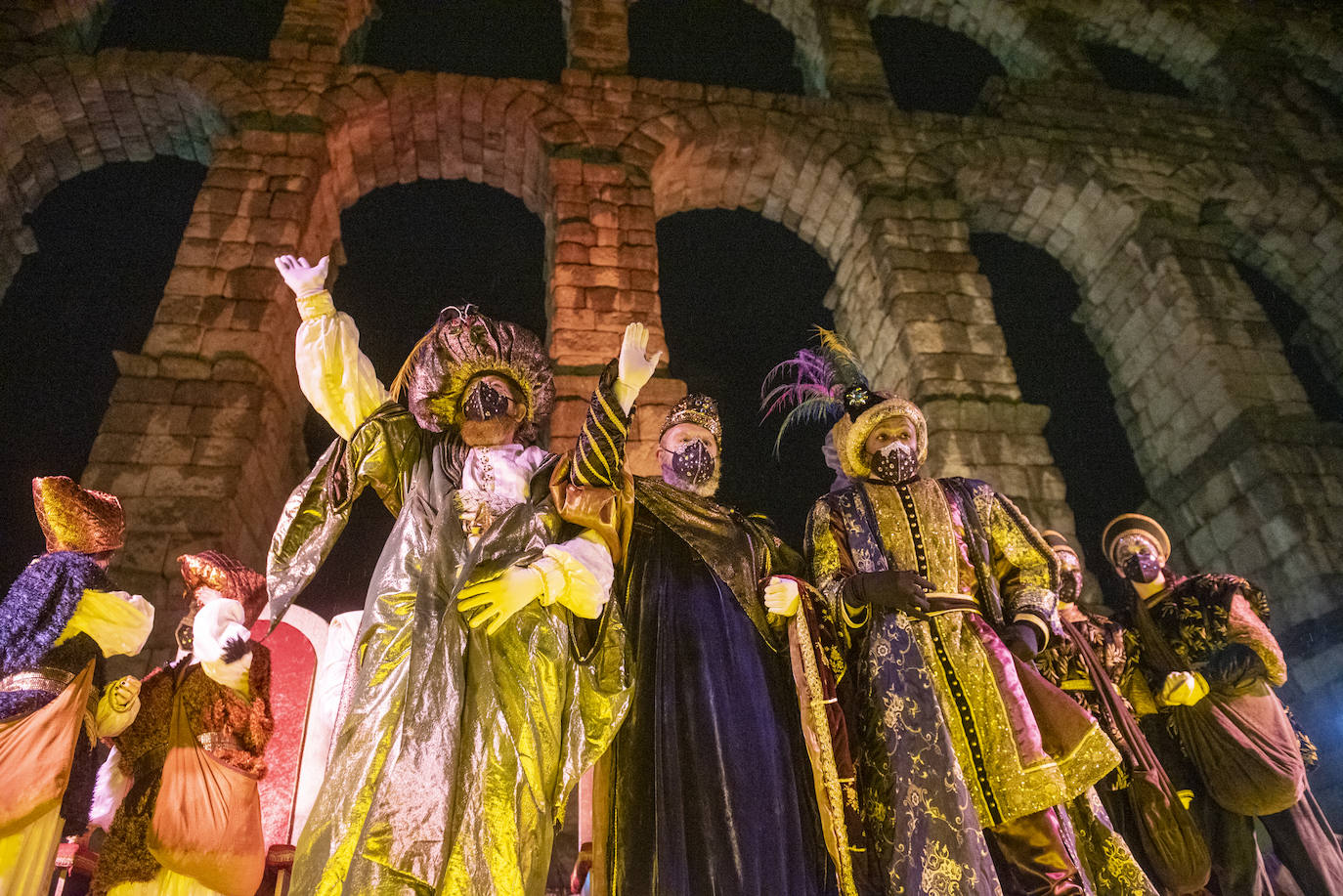 Melchor, Gaspar y Baltsar saludan a los niños desde el escenario instalado a los pies del Acueducto. 