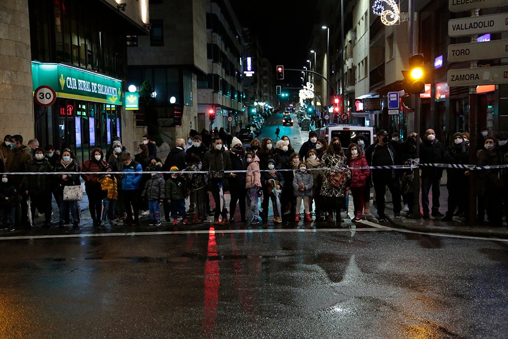 Los Reyes Magos regresaron a Salamanca para repartir ilusión y caramelos por las calles del nuevo recorrido de una Cabalgata que volvió a concentrar a miles de personas en las aceras y en la que la lluvia finalmente no hizo acto de presencia