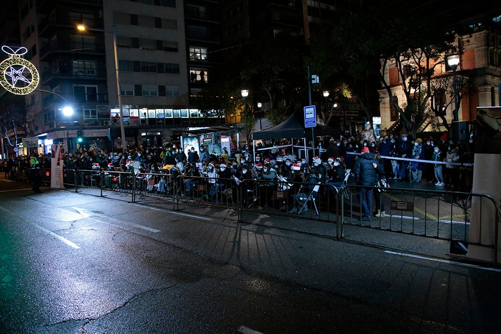 Los Reyes Magos regresaron a Salamanca para repartir ilusión y caramelos por las calles del nuevo recorrido de una Cabalgata que volvió a concentrar a miles de personas en las aceras y en la que la lluvia finalmente no hizo acto de presencia