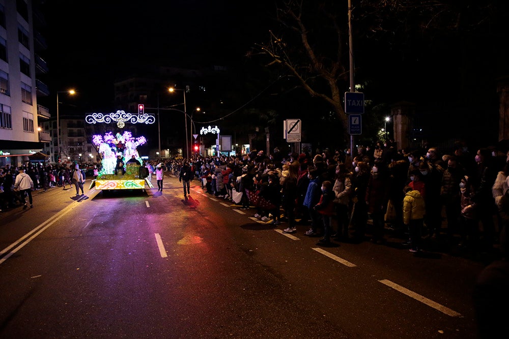 Los Reyes Magos regresaron a Salamanca para repartir ilusión y caramelos por las calles del nuevo recorrido de una Cabalgata que volvió a concentrar a miles de personas en las aceras y en la que la lluvia finalmente no hizo acto de presencia