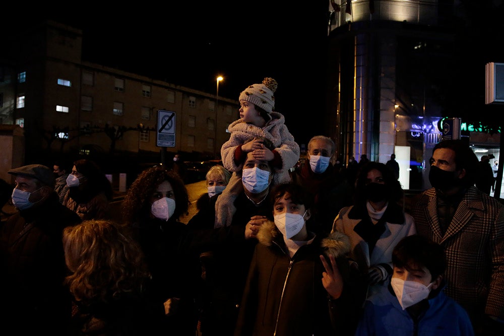 Los Reyes Magos regresaron a Salamanca para repartir ilusión y caramelos por las calles del nuevo recorrido de una Cabalgata que volvió a concentrar a miles de personas en las aceras y en la que la lluvia finalmente no hizo acto de presencia