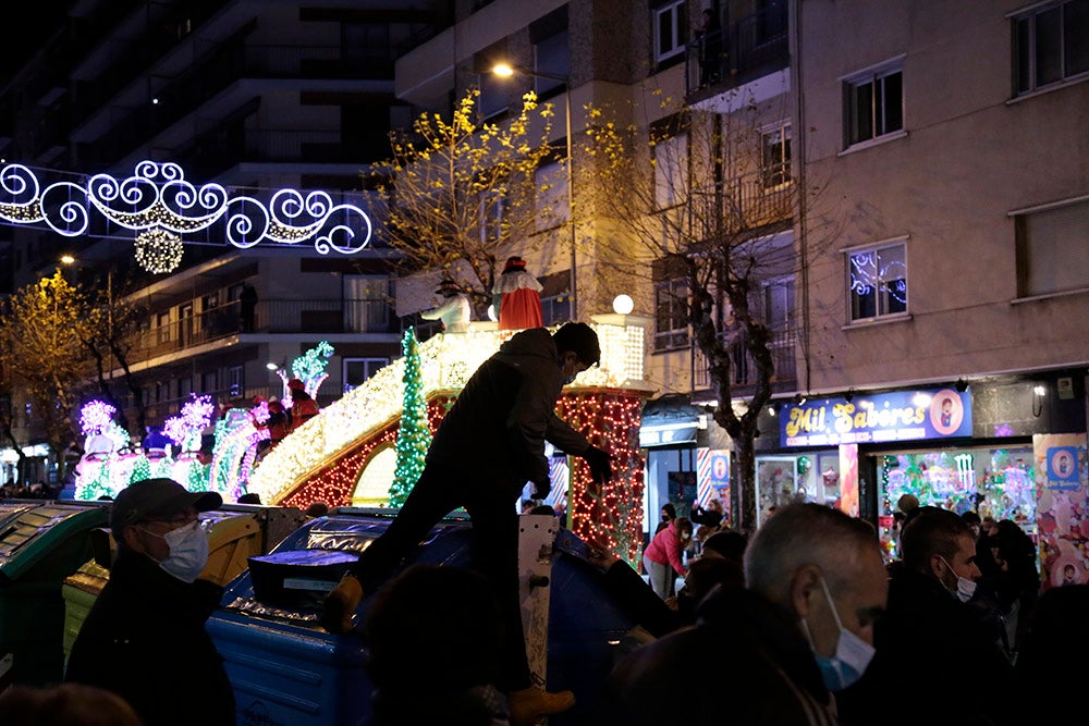 Los Reyes Magos regresaron a Salamanca para repartir ilusión y caramelos por las calles del nuevo recorrido de una Cabalgata que volvió a concentrar a miles de personas en las aceras y en la que la lluvia finalmente no hizo acto de presencia