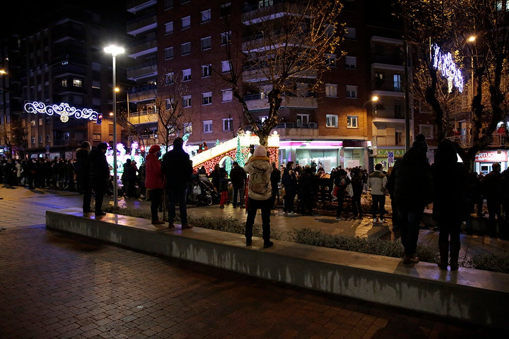 Los Reyes Magos regresaron a Salamanca para repartir ilusión y caramelos por las calles del nuevo recorrido de una Cabalgata que volvió a concentrar a miles de personas en las aceras y en la que la lluvia finalmente no hizo acto de presencia