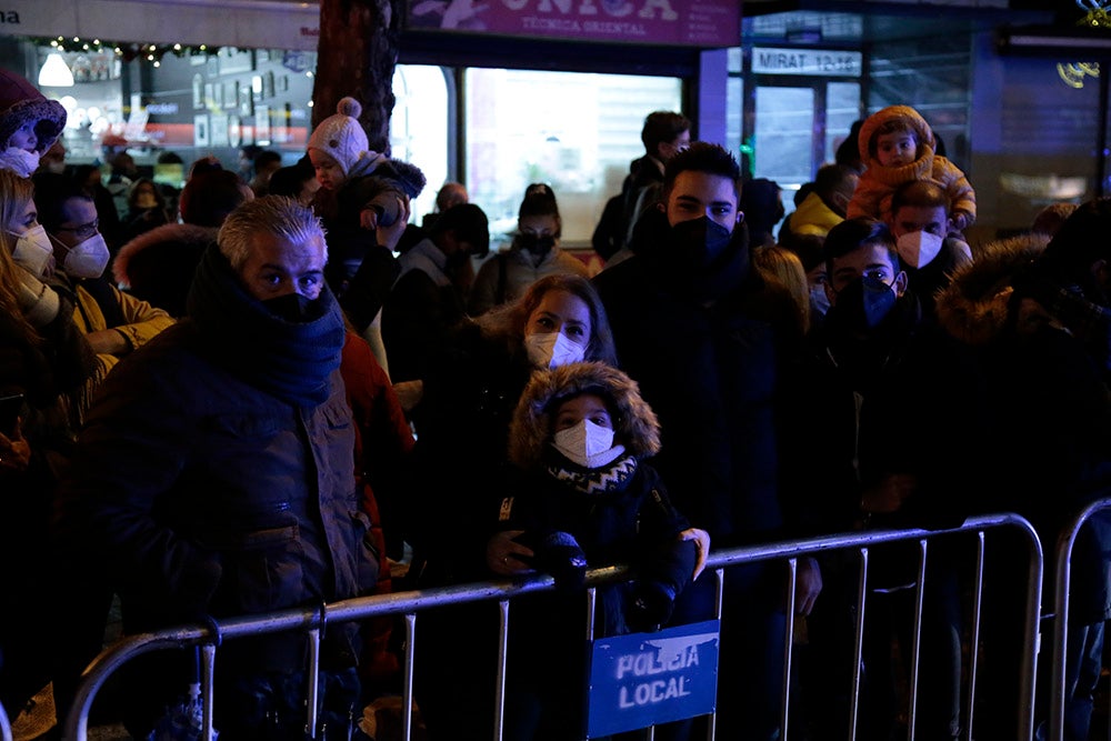 Los Reyes Magos regresaron a Salamanca para repartir ilusión y caramelos por las calles del nuevo recorrido de una Cabalgata que volvió a concentrar a miles de personas en las aceras y en la que la lluvia finalmente no hizo acto de presencia