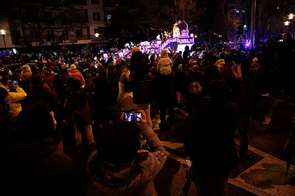 Los Reyes Magos regresaron a Salamanca para repartir ilusión y caramelos por las calles del nuevo recorrido de una Cabalgata que volvió a concentrar a miles de personas en las aceras y en la que la lluvia finalmente no hizo acto de presencia