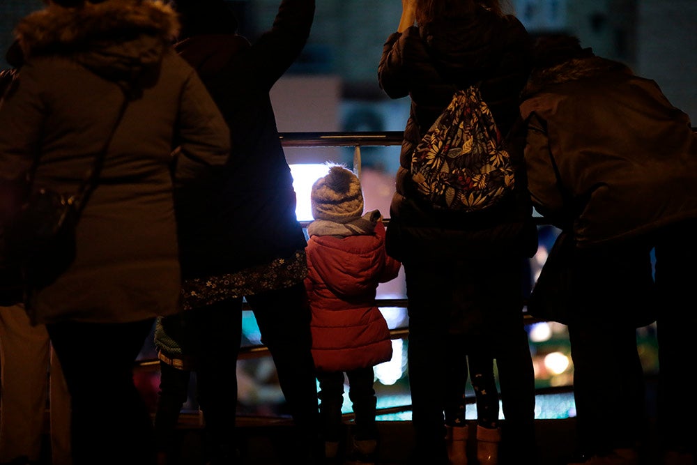 Los Reyes Magos regresaron a Salamanca para repartir ilusión y caramelos por las calles del nuevo recorrido de una Cabalgata que volvió a concentrar a miles de personas en las aceras y en la que la lluvia finalmente no hizo acto de presencia