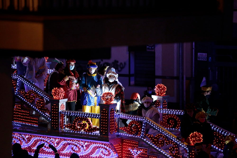 Los Reyes Magos regresaron a Salamanca para repartir ilusión y caramelos por las calles del nuevo recorrido de una Cabalgata que volvió a concentrar a miles de personas en las aceras y en la que la lluvia finalmente no hizo acto de presencia