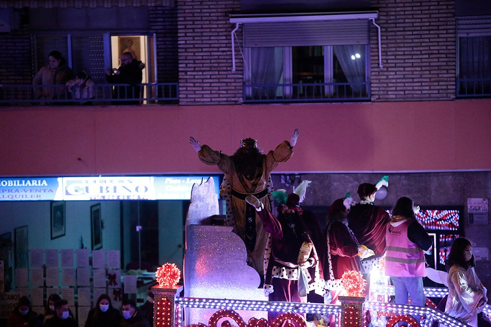 Los Reyes Magos regresaron a Salamanca para repartir ilusión y caramelos por las calles del nuevo recorrido de una Cabalgata que volvió a concentrar a miles de personas en las aceras y en la que la lluvia finalmente no hizo acto de presencia