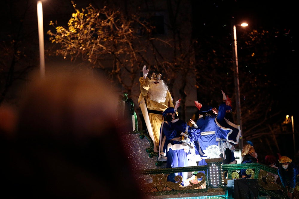 Los Reyes Magos regresaron a Salamanca para repartir ilusión y caramelos por las calles del nuevo recorrido de una Cabalgata que volvió a concentrar a miles de personas en las aceras y en la que la lluvia finalmente no hizo acto de presencia