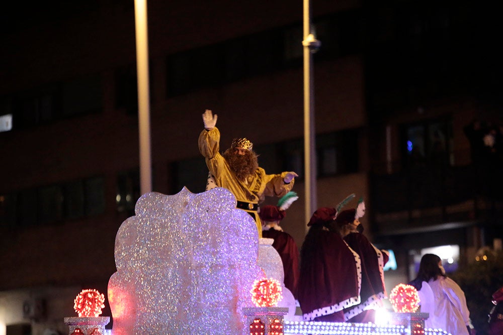 Los Reyes Magos regresaron a Salamanca para repartir ilusión y caramelos por las calles del nuevo recorrido de una Cabalgata que volvió a concentrar a miles de personas en las aceras y en la que la lluvia finalmente no hizo acto de presencia