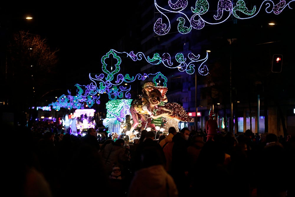 Los Reyes Magos regresaron a Salamanca para repartir ilusión y caramelos por las calles del nuevo recorrido de una Cabalgata que volvió a concentrar a miles de personas en las aceras y en la que la lluvia finalmente no hizo acto de presencia