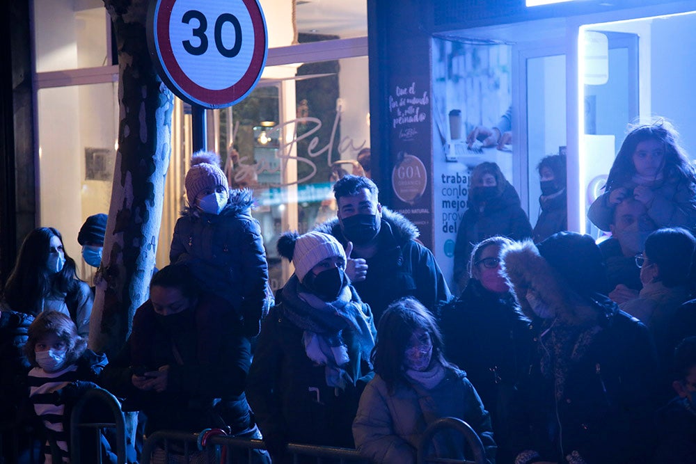 Los Reyes Magos regresaron a Salamanca para repartir ilusión y caramelos por las calles del nuevo recorrido de una Cabalgata que volvió a concentrar a miles de personas en las aceras y en la que la lluvia finalmente no hizo acto de presencia