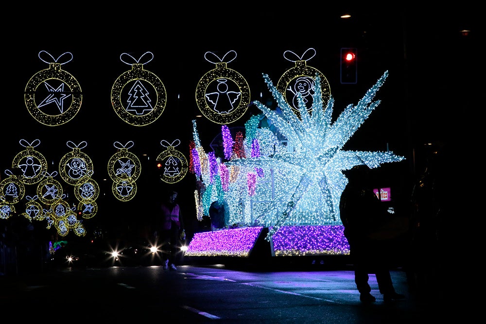 Los Reyes Magos regresaron a Salamanca para repartir ilusión y caramelos por las calles del nuevo recorrido de una Cabalgata que volvió a concentrar a miles de personas en las aceras y en la que la lluvia finalmente no hizo acto de presencia