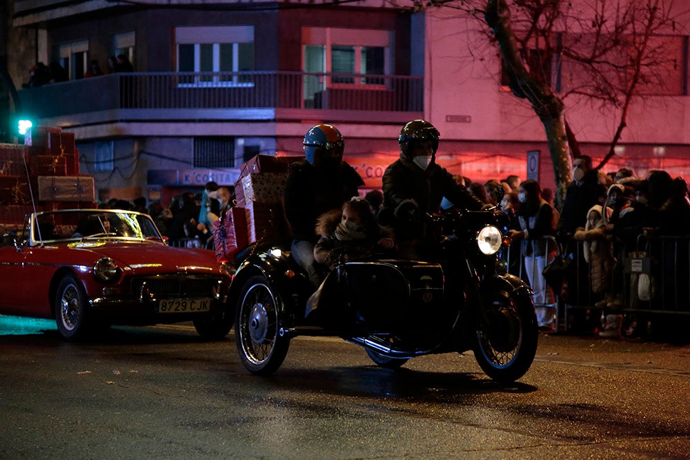 Los Reyes Magos regresaron a Salamanca para repartir ilusión y caramelos por las calles del nuevo recorrido de una Cabalgata que volvió a concentrar a miles de personas en las aceras y en la que la lluvia finalmente no hizo acto de presencia