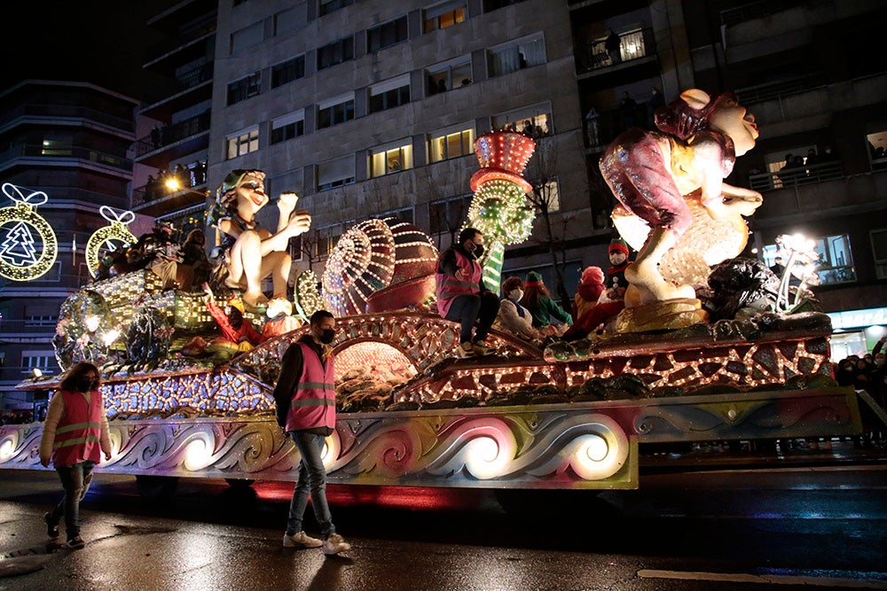 Los Reyes Magos regresaron a Salamanca para repartir ilusión y caramelos por las calles del nuevo recorrido de una Cabalgata que volvió a concentrar a miles de personas en las aceras y en la que la lluvia finalmente no hizo acto de presencia