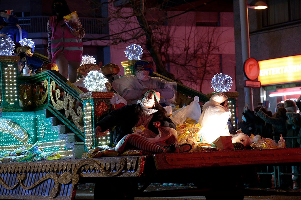 Los Reyes Magos regresaron a Salamanca para repartir ilusión y caramelos por las calles del nuevo recorrido de una Cabalgata que volvió a concentrar a miles de personas en las aceras y en la que la lluvia finalmente no hizo acto de presencia