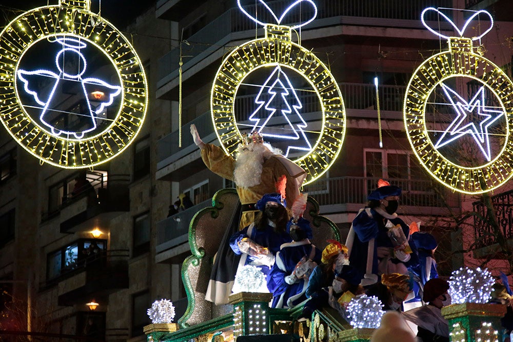 Los Reyes Magos regresaron a Salamanca para repartir ilusión y caramelos por las calles del nuevo recorrido de una Cabalgata que volvió a concentrar a miles de personas en las aceras y en la que la lluvia finalmente no hizo acto de presencia