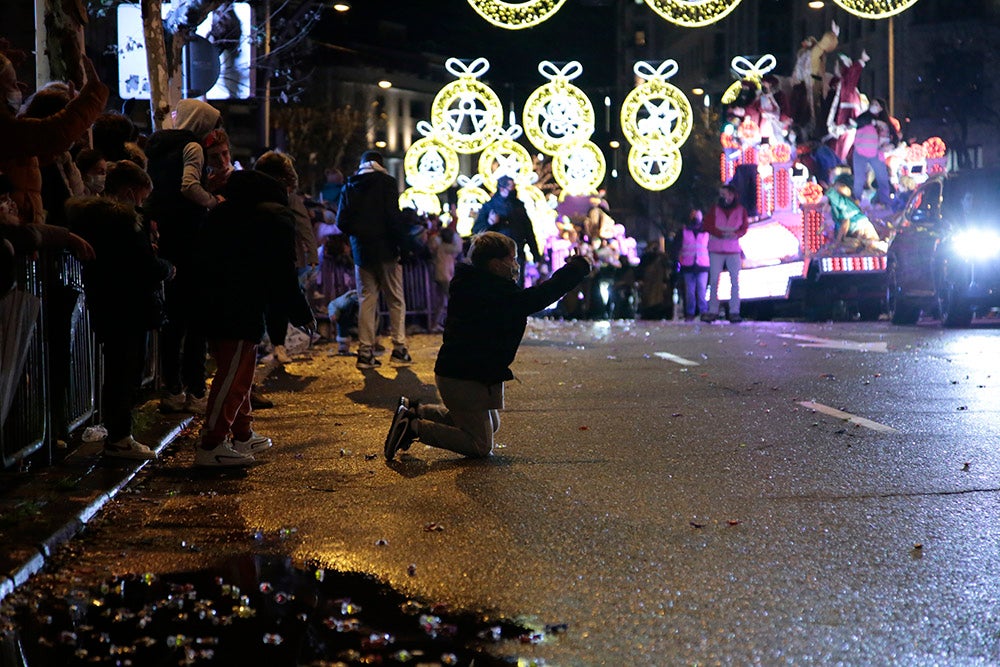 Los Reyes Magos regresaron a Salamanca para repartir ilusión y caramelos por las calles del nuevo recorrido de una Cabalgata que volvió a concentrar a miles de personas en las aceras y en la que la lluvia finalmente no hizo acto de presencia