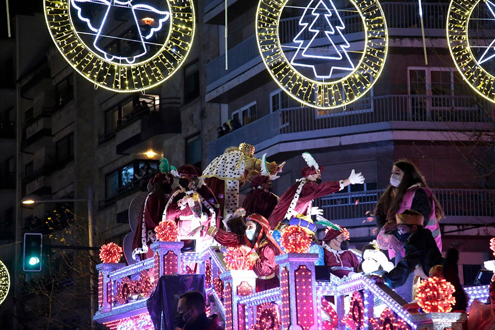 Los Reyes Magos regresaron a Salamanca para repartir ilusión y caramelos por las calles del nuevo recorrido de una Cabalgata que volvió a concentrar a miles de personas en las aceras y en la que la lluvia finalmente no hizo acto de presencia