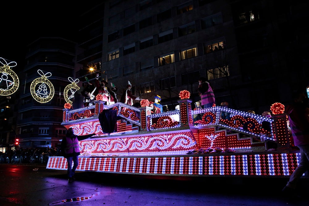 Los Reyes Magos regresaron a Salamanca para repartir ilusión y caramelos por las calles del nuevo recorrido de una Cabalgata que volvió a concentrar a miles de personas en las aceras y en la que la lluvia finalmente no hizo acto de presencia