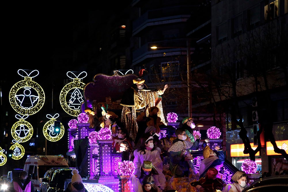 Los Reyes Magos regresaron a Salamanca para repartir ilusión y caramelos por las calles del nuevo recorrido de una Cabalgata que volvió a concentrar a miles de personas en las aceras y en la que la lluvia finalmente no hizo acto de presencia