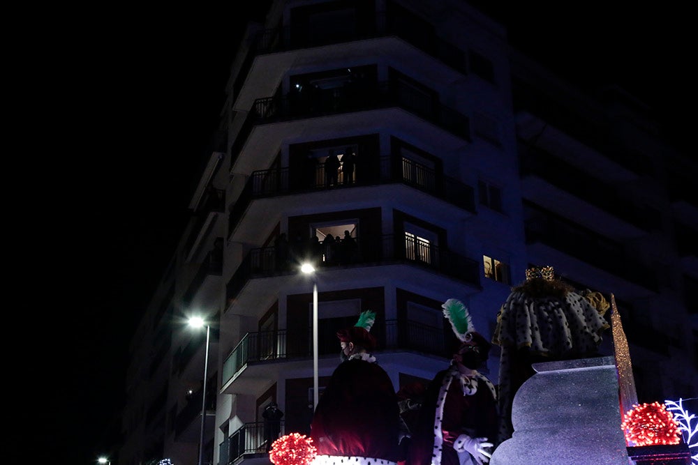 Los Reyes Magos regresaron a Salamanca para repartir ilusión y caramelos por las calles del nuevo recorrido de una Cabalgata que volvió a concentrar a miles de personas en las aceras y en la que la lluvia finalmente no hizo acto de presencia