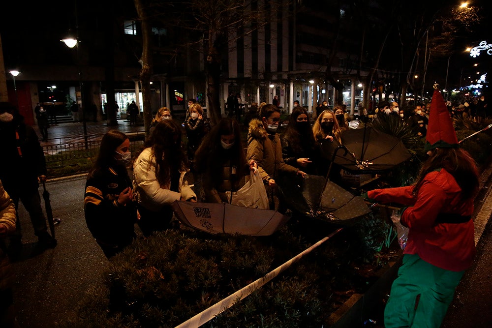 Los Reyes Magos regresaron a Salamanca para repartir ilusión y caramelos por las calles del nuevo recorrido de una Cabalgata que volvió a concentrar a miles de personas en las aceras y en la que la lluvia finalmente no hizo acto de presencia