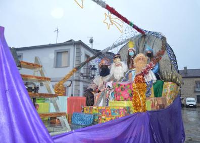 Imagen secundaria 1 - Los pueblos de la provincia de Salamanca también disfrutan de los Reyes Magos pese a la lluvia