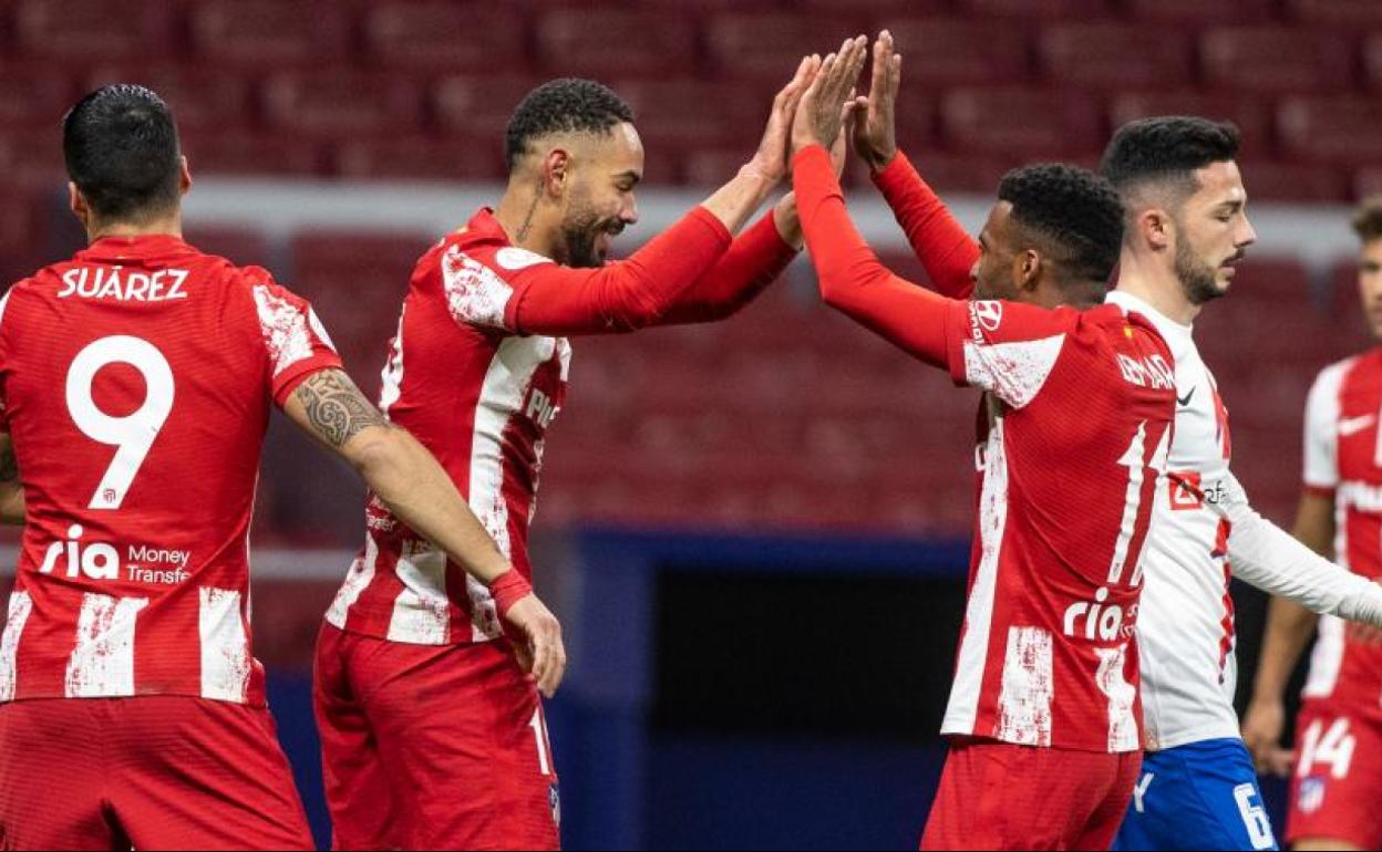 Matheus Cunha y Thomas Lemar celebran el primer gol, del brasileño. 