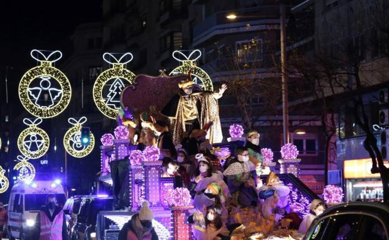 El trono de Baltasar junto a su nutrido grupo de pajes durante su recorrido por las calles de Salamanca. 