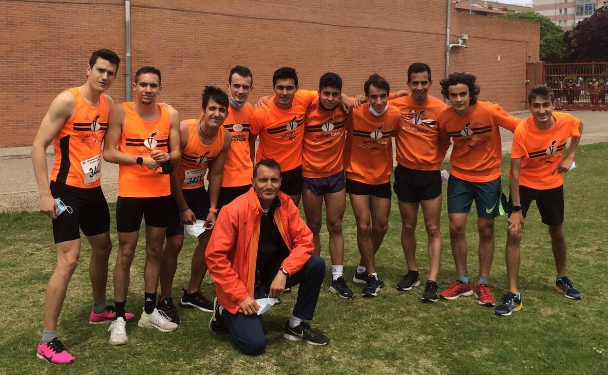 Parte del equipo del nuevo Vicky Foods Athletics posa con su mentor, Isaac Viciosa. 
