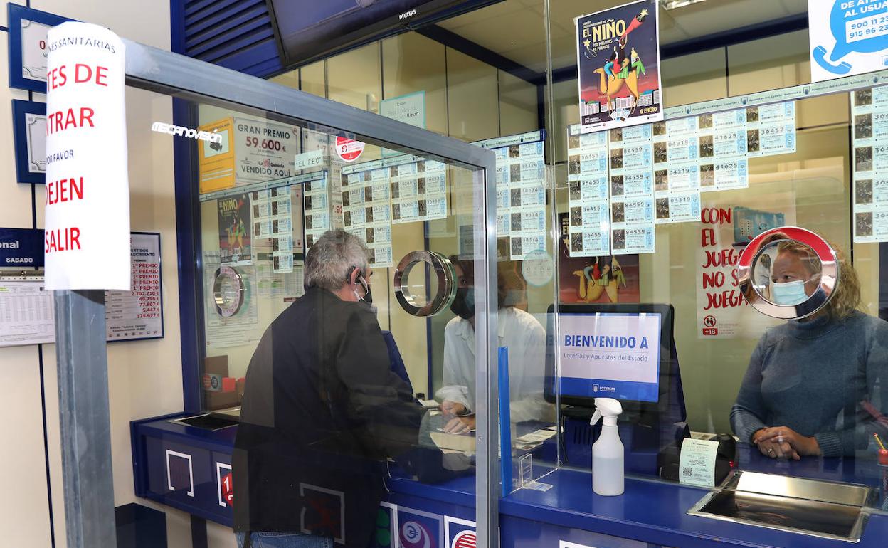 Los palentinos compran los últimos décimos para la Lotería del Niño.