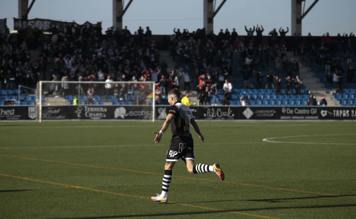 Mandi Sosa celebra un gol con Unionistas. 