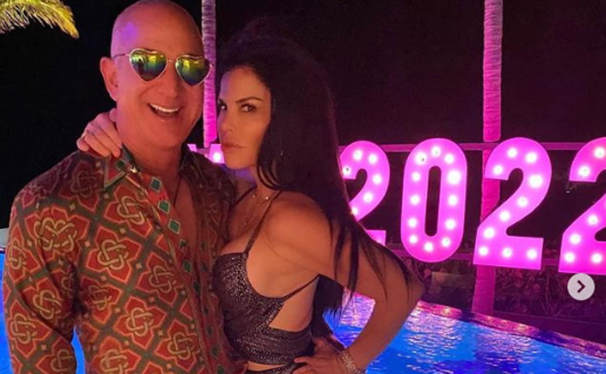 Jeff Bezos y Lauren Sánchez despiden el año 2021 y dan la bienvenida al 2022. 